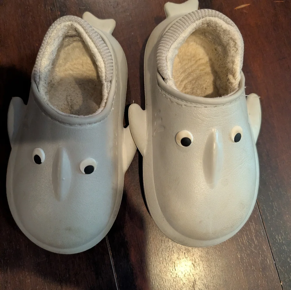 🦋 Gray Shark Slippers for Toddler Size 7-8